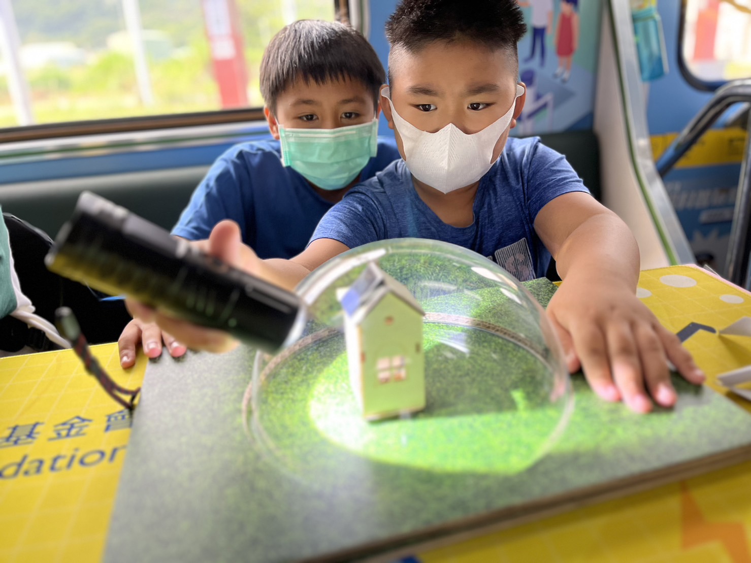 G22恒峰參與基礎科學主題車廂，以STEAM教學精神，設計「逐日科學家」、「太陽能工程師」以及「淨零建築師」三大能源科普課程和實驗